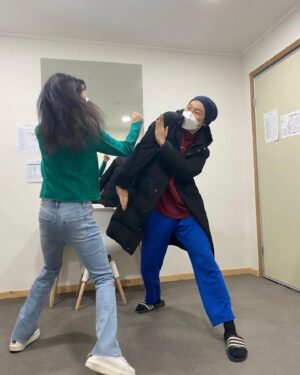 Seo Ye-hwa Instagram - #쓰담쓰담버스킹 #빈센조 #는 부부보단 남매에 가까웠답니다

수재민 돕기 자선버스킹이 
바로 오늘 토요일 오후 세시. 일곱시에 홍대 축제거리(상상마당 앞)에서
열립니다!!

예쁜 주말에
혹시 홍대쪽에 나들이 가시는 분들이나 근처에 거주하고 계신분들께서 함께 좋은시간을 보내주시면 정말 감사하겠습니다❤️

제게는 혈육이나 다름없는 경원오빠의 진짜짝꿍인 은성언니(항상 고맙습니다)를 선두로 정말정말 열심히 준비해주셨어요. 

오빠와의 오랜시간을 추억하고싶은 저의 사심과 함께 기쁜마음으로 홍보합니다!