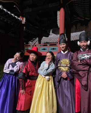 Seo Ye-hwa Instagram - #꽃피면 달생각하고
사계절을 함께한 꽃달을 긴글과 함께 보내주려합니다. 

로서아씨가 혜리여줘서 참 고마웠고 춘개가 기방오빠여서 따스했고 기와집닮은 성현오빠가 완벽한 강.막산이되어줬고 마지막화까지 영문을 모르는 유람오빠였기에 해수가 빛이났고 따스한 품으로 안아주시는 영주선배님께서 계셨기에 대모가 더 우리의 색깔을 찾아주셨다는 생각이 듭니다. 
완표오빠는 수식어가 필요없을만큼 그냥 쌍목이었고 운심언니는 전생에 정말 객주가 아니었을까 싶었으니 아인언니는그저 운심자체로 아름다웠어요
사랑스러운 미나였기에 애진이가 가능했으며 멋있는애가 빈틈투성인게 참 매력인게 참 이표다웠던 우석이 그리고 낯가린다면서 할얘기 다하는모습이 웃길정도로 남영이었던 승호. 
자주만나지못했지만 원영선배님 유강이 기택이 비비언니 하늬오빠 희철오빠 광섭오빠 함께여서 영광이었습니다.

그리고 아주 많이 아끼고 사랑하는
우리 꽃달 감독님과 스텝분들.
지금 이글을 쓰고있는 이 순간에 함께했던 시간들이 생각이 많이 나요.
부족한 저를 천금이로 봐주시고 언제어디서나 따스히 안아주셔서 참 감사했습니다. 함께 웃었던 날들이 참 소중했구나 하는 생각에 왜 더 잘하지 못했을까 죄송스러운 마음마저 드네요.

마지막으로 우리 매니저 화진이.
화진아 우리 참 이래저래 바쁘고 고된 작년이었어 별일이 다있었지만 무엇보다 항상 부족한 잠으로 운전대와 매번싸워야만했던 너에게 사실 항상 미안했었어. 꼭 너를 부끄럽지않게하는 배우가되도록 항상 노력할게.
언제나 고맙고 사랑한다.

그동안 꽃달을 아껴주셨던 모든분들 
제사진 구하시느라 항상 고생하셨던 극소수의 팬분들까지 정말 감사합니다!!🌸🌸🌸

잘가 꽃달!!!!