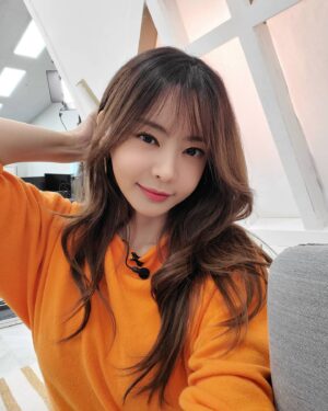 Seo Yu-ri Instagram - 촬영 왔음 머리에 빗 꽂고 뭐하시나