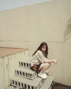 Seo Yu-ri Instagram - 생각이 많을 나이...3x짤...