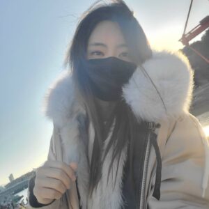 Seo Yu-ri Instagram - 뽀롱이 몰고 첫 장거리🚙
#동해바다 가서 #러시아산 대게 먹는걸로 계획
바람 왜케 세고 추워!

내일부터 유료화되는 꽁짜 슈퍼차저까지 완-벽 그자체