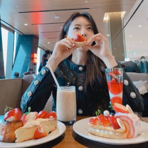 Seo Yu-ri Instagram - 딸기 넘 좋아용😍

#strawberry #chanelclothes 
#the26