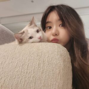 Seo Yu-ri Instagram - 2초 뒤에 뽀롱이가 냥냥펀치로 때림