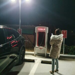 Seo Yu-ri Instagram - 뽀롱이 몰고 첫 장거리🚙
#동해바다 가서 #러시아산 대게 먹는걸로 계획
바람 왜케 세고 추워!

내일부터 유료화되는 꽁짜 슈퍼차저까지 완-벽 그자체