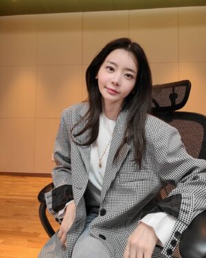 Seo Yu-ri Instagram - 오늘의 #출근룩 #모두의퀴즈생활_서유리입니다 
함께해요😚