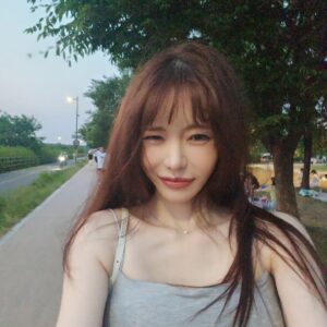 Seo Yu-ri Instagram - 밤공기가 상쾌한거 보니
이제 으른이 되었나봐 🤣