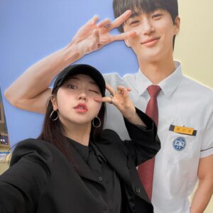 Seo Hye-won Instagram - ☆종영소감 2탄☆
ㄴビ... ገㅏ끔...눈물을 흘린⊂ㅏ....

헤어나오지 못하고 선업튀ost로 하루의 시작과 끝을 함께 하고 있는 1인입니다💁‍♀️

지난 몇 개월간 선업튀와 함께 하면서 많이 배우고 따뜻했습니다. 
작가님, 감독님, 스텝분들, 선배님들, 동료 배우분들 모두 너무나 고생 많으셨습니다!!!!!!❣️

#선재업고튀어 #lovelyrunner @tvn_drama @tving.official
#이시은#윤종호#김태엽#변우석#김혜윤#송건희#이승협#송지호#성병숙#정영주#김원해#서혜원