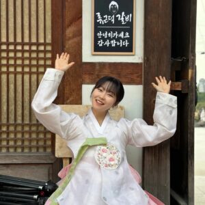 Seo Hye-won Instagram - 1초만 흘러도 과거가 될 지금, 이 순간을 아름답게 봐주기를.

그동안 선재 업고 튀어를 사랑해주신 모든 분들 정말 감사합니다🙏
현주를 떠나보내려니 아쉬운 마음 한가득이네요.. 마음이 일렁이지만 따뜻했던 기억들이 영혼에 스며있으니 그 힘으로 또 열심히, 감사히 살아보겠습니다! 
선재 업고 튀어와 함께 할 수 있어 행복했습니다🤍

#선재업고튀어 #lovelyrunner #선업튀 #현주 #서혜원
@tvn_drama @tving.official

(찍은 사진이 많아서..내일 또 올릴게요😉)