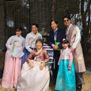 Seo Hye-won Instagram - 1초만 흘러도 과거가 될 지금, 이 순간을 아름답게 봐주기를.

그동안 선재 업고 튀어를 사랑해주신 모든 분들 정말 감사합니다🙏
현주를 떠나보내려니 아쉬운 마음 한가득이네요.. 마음이 일렁이지만 따뜻했던 기억들이 영혼에 스며있으니 그 힘으로 또 열심히, 감사히 살아보겠습니다! 
선재 업고 튀어와 함께 할 수 있어 행복했습니다🤍

#선재업고튀어 #lovelyrunner #선업튀 #현주 #서혜원
@tvn_drama @tving.official

(찍은 사진이 많아서..내일 또 올릴게요😉)