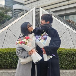 Seo Hye-won Instagram - 1초만 흘러도 과거가 될 지금, 이 순간을 아름답게 봐주기를.

그동안 선재 업고 튀어를 사랑해주신 모든 분들 정말 감사합니다🙏
현주를 떠나보내려니 아쉬운 마음 한가득이네요.. 마음이 일렁이지만 따뜻했던 기억들이 영혼에 스며있으니 그 힘으로 또 열심히, 감사히 살아보겠습니다! 
선재 업고 튀어와 함께 할 수 있어 행복했습니다🤍

#선재업고튀어 #lovelyrunner #선업튀 #현주 #서혜원
@tvn_drama @tving.official

(찍은 사진이 많아서..내일 또 올릴게요😉)