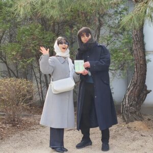 Seo Hye-won Instagram - 1초만 흘러도 과거가 될 지금, 이 순간을 아름답게 봐주기를.

그동안 선재 업고 튀어를 사랑해주신 모든 분들 정말 감사합니다🙏
현주를 떠나보내려니 아쉬운 마음 한가득이네요.. 마음이 일렁이지만 따뜻했던 기억들이 영혼에 스며있으니 그 힘으로 또 열심히, 감사히 살아보겠습니다! 
선재 업고 튀어와 함께 할 수 있어 행복했습니다🤍

#선재업고튀어 #lovelyrunner #선업튀 #현주 #서혜원
@tvn_drama @tving.official

(찍은 사진이 많아서..내일 또 올릴게요😉)