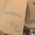 Seo Ji-hye Instagram – ✨
너무 큰 선물을 받았네요.
누군가의 인생드라마가 되었다는 게
제 연기를 보고 함께 울고 웃어주셨다는 말이
정말 크고 소중하네요.

Tempus fugit, amor manet.
덕분에 선명히 행복해졌어요
감사하고 사랑합니다🙏🏻❤️
-순애올림