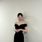 Seo Ji-hye Instagram – 🍀
오르락 내리락 우왕좌왕한 하루하루를 보내고 있지만 결국 진심으로 손을 내밀어 주는 사람들에게 감사하게 되는 날들을 보내고 있다. 앞으로도 계속해서 넘어지는 삶을 살겠지만 이제는 도망가거나 피하지 않고 온 마음을 다해 마주보며 걸어가기를 새해 계기 삼아 다시 한번 다짐해본다. 올해도 열심히💪🏻✨❤️‍🔥💕