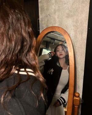 Seo Yu-na Instagram - #유료광고 
이제 가을 🍂 , 
#바시티자켓   #청키라이너 조합으로 
뽀인트🤎🫧

#MLBKOREA #MLBMEGACREW #MLBCREW #MLB바시티 
#MLB바시티자켓 #MLB신발 
#MLB청키라이너