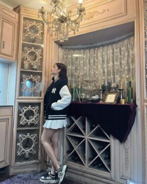 Seo Yu-na Instagram - #유료광고 
이제 가을 🍂 , 
#바시티자켓   #청키라이너 조합으로 
뽀인트🤎🫧

#MLBKOREA #MLBMEGACREW #MLBCREW #MLB바시티 
#MLB바시티자켓 #MLB신발 
#MLB청키라이너
