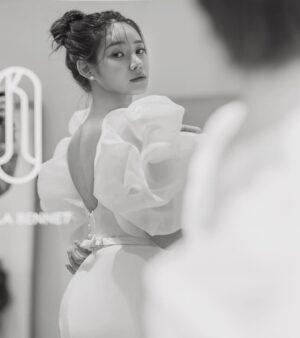 Seo Yu-na Instagram - _ 사랑이 넘쳤던 가봉스냅 🩵, 
👗 @kaylabennet_official @xee_ex
📸 @leekyungho_photograph
💇🏼‍♀️ @raffine_sera
🌸 @garden__a
🫶 @wedding.yuzu