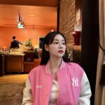 Seo Yu-na Instagram - #유료광고 핑크핑크한 바시티자켓에 모자로 뽀인트 🌸🌸 애정템이 될 것 같은 볼캡🩵 #MLBKOREA #MLBCREW #MLB바시티자켓 #MLB모자 #MLB볼캡 #MLBCAP