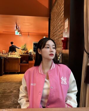 Seo Yu-na Instagram - #유료광고 

핑크핑크한 바시티자켓에 모자로 뽀인트 🌸🌸 
애정템이 될 것 같은 볼캡🩵 

#MLBKOREA #MLBCREW
#MLB바시티자켓 #MLB모자
#MLB볼캡 #MLBCAP