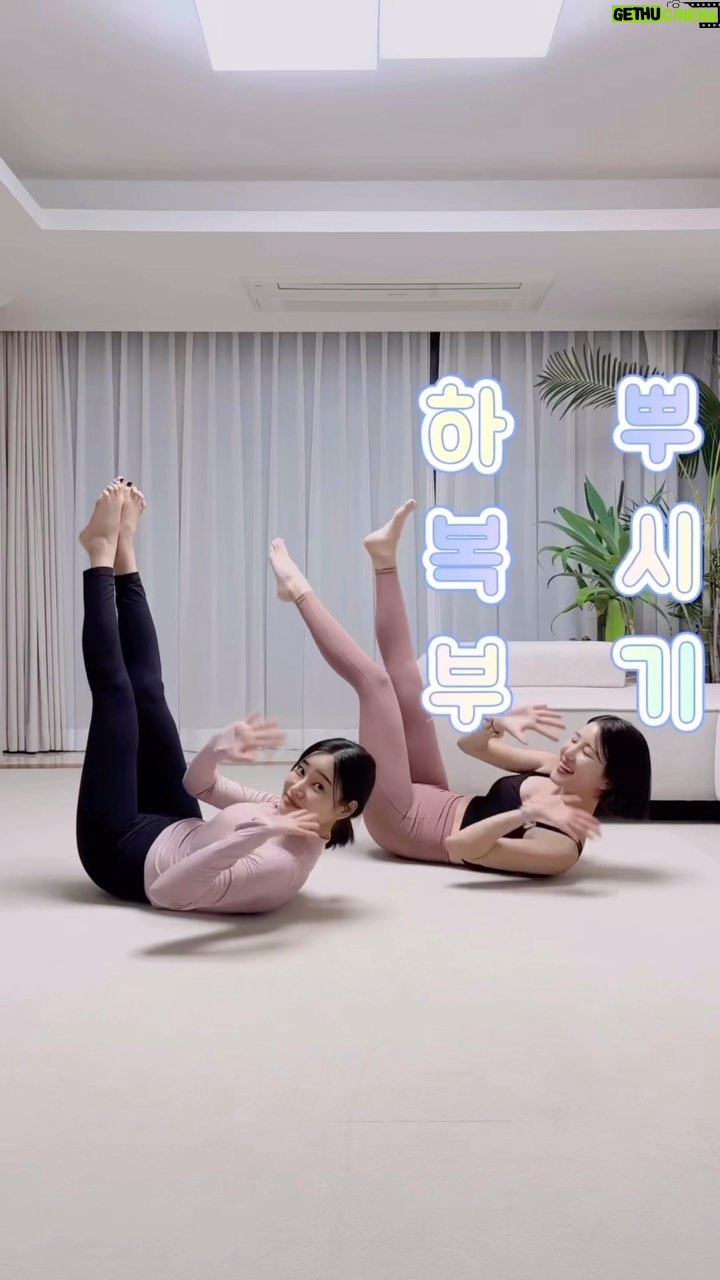 Seo Yu-na - 5K Likes - _ #매끈해지는_몸매_만들기
#쑤유나 가 알려드려요 🤍
오늘은 #하복부 운동 !!! 🔥
💧척추는 계속 키커지는 느낌 유지할게요
💧허리가 꺾이지 않게!
💧다리 올릴땐 오히려 허리가 말리지 않게 유지해주세요 💪🏻
#홈트 #홈트레이닝 #쑤유나운동법