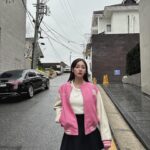 Seo Yu-na Instagram - #유료광고 핑크핑크한 바시티자켓에 모자로 뽀인트 🌸🌸 애정템이 될 것 같은 볼캡🩵 #MLBKOREA #MLBCREW #MLB바시티자켓 #MLB모자 #MLB볼캡 #MLBCAP