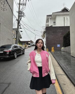 Seo Yu-na Instagram - #유료광고 

핑크핑크한 바시티자켓에 모자로 뽀인트 🌸🌸 
애정템이 될 것 같은 볼캡🩵 

#MLBKOREA #MLBCREW
#MLB바시티자켓 #MLB모자
#MLB볼캡 #MLBCAP