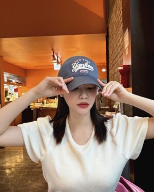 Seo Yu-na Instagram - #유료광고 

핑크핑크한 바시티자켓에 모자로 뽀인트 🌸🌸 
애정템이 될 것 같은 볼캡🩵 

#MLBKOREA #MLBCREW
#MLB바시티자켓 #MLB모자
#MLB볼캡 #MLBCAP