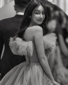 Seo Yu-na Instagram - _ 안녕하세요 유나입니다   먼저 소식을 접하셨을 여러분,  진심을 담아 전하려고 했던 마음에 제가 조금 늦었네요   평생을 함께 하고 싶은 사람이 생겼습니다 다가오는 2월 , 가까운 친지분들만 모시고 결혼식을 올릴 예정입니다🤍  언제나 곁에서 좋은 영향을 주고 , 제가 힘들고 무너졌던 순간에도  늘 다시 일어날 수 있게  변함 없이 빈자리를 채워줬던 따뜻한 사람이에요   데뷔 이후로 저의 모든 순간들을 온 마음 담아 응원해 주셔서 감사합니다 여러분이 주신 마음 너무나도 큰 사랑임을 알기에 그 사랑을 나누고 베풀 줄 아는 유나로 늘 같은 자리에 있을게요  따뜻한 시선으로 저희의 앞날도 많이 축복해 주세요 🤍  여러분도 늘 행복한 일들만 가득하시기를 바라겠습니다 새해 복 많이 받으세요 🕊️ 유나 올림.