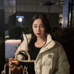 Seo Yu-na Instagram - #유료광고 벌써 연말이 다가오네요?🎄🩵 겨울 무드 물씬나는 데일리 아이템 베이직 숏패딩 , 보들보들 무스탕백과 함께 겨울 따뜻하게 보내요 ☃🫧 #MLBKOREA #MLBMEGACREW #MLBCREW #MLB패딩 #MLB숏패딩 #MLB가방 #MLB무스탕백