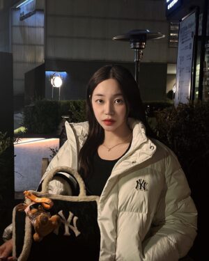Seo Yu-na Instagram - #유료광고
벌써 연말이 다가오네요?🎄🩵
겨울 무드 물씬나는 데일리 아이템 
베이직 숏패딩 , 
보들보들 무스탕백과 함께 
겨울 따뜻하게 보내요 ☃🫧 

#MLBKOREA #MLBMEGACREW 
#MLBCREW #MLB패딩 #MLB숏패딩 #MLB가방 #MLB무스탕백