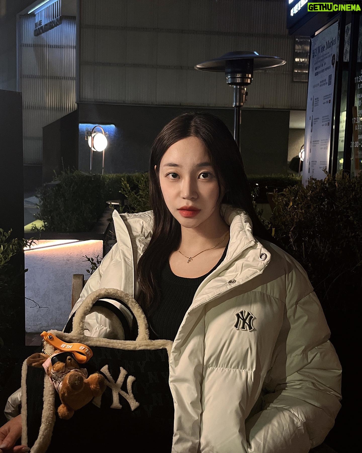 Seo Yu-na - 5.7K Likes - #유료광고
벌써 연말이 다가오네요?🎄🩵
겨울 무드 물씬나는 데일리 아이템
베이직 숏패딩 ,
보들보들 무스탕백과 함께
겨울 따뜻하게 보내요 ☃🫧
#MLBKOREA #MLBMEGACREW
#MLBCREW #MLB패딩 #MLB숏패딩 #MLB가방 #MLB무스탕백