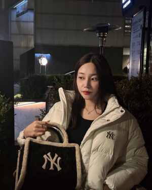 Seo Yu-na Instagram - #유료광고
벌써 연말이 다가오네요?🎄🩵
겨울 무드 물씬나는 데일리 아이템 
베이직 숏패딩 , 
보들보들 무스탕백과 함께 
겨울 따뜻하게 보내요 ☃🫧 

#MLBKOREA #MLBMEGACREW 
#MLBCREW #MLB패딩 #MLB숏패딩 #MLB가방 #MLB무스탕백