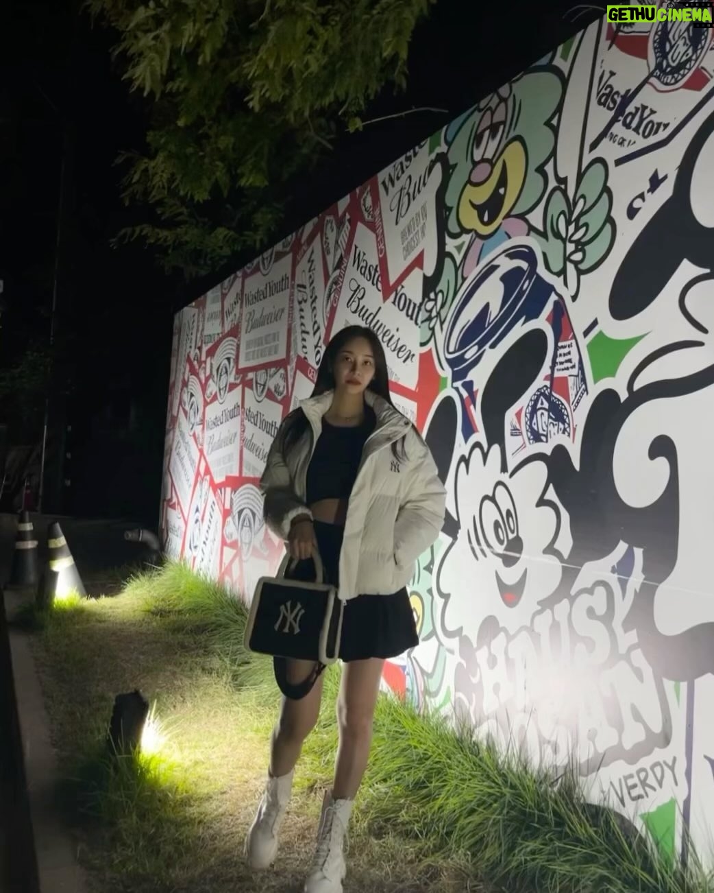 Seo Yu-na - 5.7K Likes - #유료광고
벌써 연말이 다가오네요?🎄🩵
겨울 무드 물씬나는 데일리 아이템
베이직 숏패딩 ,
보들보들 무스탕백과 함께
겨울 따뜻하게 보내요 ☃🫧
#MLBKOREA #MLBMEGACREW
#MLBCREW #MLB패딩 #MLB숏패딩 #MLB가방 #MLB무스탕백