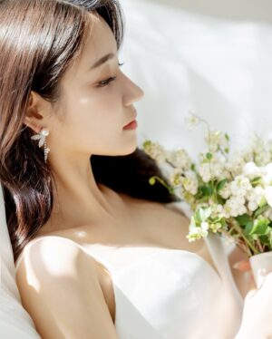Seo Yu-na Instagram - _ 하루 끝에 선물 같은 사진들 , 🫧💐💍
꿈 같이 최고였던 촬영 ✨🤍