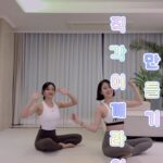 Seo Yu-na Instagram - _ #매끈해지는_몸매_만들기 #쑤유나 가 알려드려요 🤍 오늘은 직각어깨라인 만들기 💛 다같이 예쁜 어깨라인 만들어볼까요? 🔥 💧허리가 과도하게 꺾이지 않아요! 💧어깨는 힘껏 바닥으로 끌어내려주세요 💧승모에 힘 들어가지 않게 ! #홈트 #쑤유나운동법 #어깨라인만들기