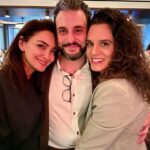 Sepideh Moafi Instagram - Heart is full after a weekend spent with inspiring minds, beautiful hearts & powerful art. I had the privilege of speaking on a @waterwelltheater panel w/indefatigable artists/activists @nazaninboniadi & @arianmoayed about Iran & how art plays a vital role in resistance & revolution. We then got to see the incredible company of @adollshousebway led by @jessicachastain & our very own @arianmoayed in a captivating, beautifully hauntingly rendition of the classic Henrik Ibsen play, A Doll’s House. I studied this play in depth for an entire quarter during my MFA studies & yet I somehow felt as though I was seeing it for the first time thanks to masterful performances, an absolutely brilliant adaptation by the enduringly brilliant Amy Hertzog under the original, inspiring direction of one of a kind visionary, Jamie Lloyd. Nora’s journey in finding her purpose to fight for freedom & equality is a fight that far too many women today & throughout history know all too well. This play/adaptation is an homage to women all over the world, especially the brave lionesses fighting for freedom in Iran, Afghanistan, Saudi Arabia & beyond. ❤️‍🔥 زن زندگی آزادی Woman Life Freedom. 💚🤍❤️