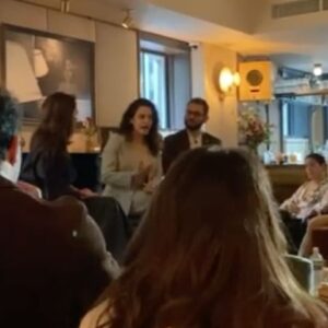 Sepideh Moafi Instagram - Heart is full after a weekend spent with inspiring minds, beautiful hearts & powerful art. I had the privilege of speaking on a @waterwelltheater panel w/indefatigable artists/activists @nazaninboniadi & @arianmoayed about Iran & how art plays a vital role in resistance & revolution. We then got to see the incredible company of @adollshousebway led by @jessicachastain & our very own @arianmoayed in a captivating, beautifully hauntingly rendition of the classic Henrik Ibsen play, A Doll’s House. I studied this play in depth for an entire quarter during my MFA studies & yet I somehow felt as though I was seeing it for the first time thanks to masterful performances, an absolutely brilliant adaptation by the enduringly brilliant Amy Hertzog under the original, inspiring direction of one of a kind visionary, Jamie Lloyd. 
Nora’s journey in finding her purpose to fight for freedom & equality is a fight that far too many women today & throughout history know all too well. This play/adaptation is an homage to women all over the world, especially the brave lionesses fighting for freedom in Iran, Afghanistan, Saudi Arabia & beyond. ❤️‍🔥

زن زندگی آزادی
Woman Life Freedom. 
💚🤍❤️