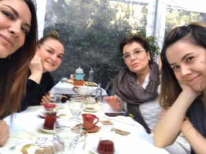 Seray Gözler Instagram - Seviyorum bu ekibi...iyi ki hayatımdasınız güzeller....