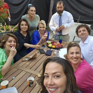 Seray Gözler Instagram - "Benim Güzel Ailem" TRT1  Fabrika Yapım...Sette çay saati🧿🧿🧿
