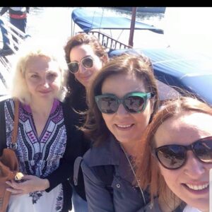 Seray Gözler Instagram - " Kapılar "Oyunuyla Ödülle döndüğümüz Kherson Tiyatro Festivali 2 yıl önce...Yazarımız Neda Nejdana Yönetmenimiz ve Çevirmenimiz Senem Cevher...Asiye  Dinçsoy ve ben...Yani 2 yıl önce bugün...