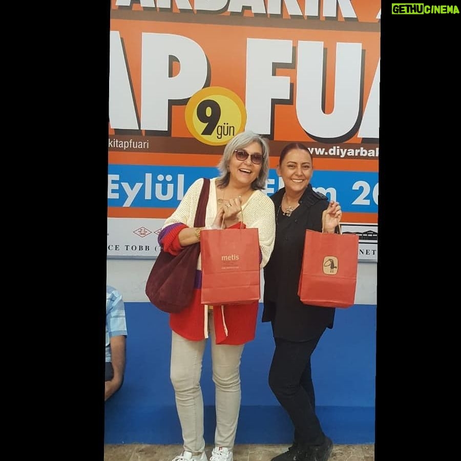 Seray Gözler - 1.6K Likes - TÜYAP KİTAP FUARI DİYARBAKIR...Handan Ekici'yle...