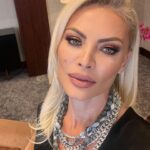 Seray Sever Instagram - Çekimler çok keyifli geçti. İnsanların mutluluklarına ve aynalarla barışmalarına şahit olmak beni de mutlu etti. Takılar @fatmayasar.tr kıyafet @setre @cigdemakkus @maagsacsanat @genclikruzgaritv8 @goji_medya_grup ve yapımcım @suzanugan ellerine sağlık. Pozitif bir ekip ve müthiş profesyonel doktorlar ve uzmanlarla yola çıktık. Yüzüme ışıltı katan ve cildimi en az 10 yaş gençleştiren canım @dr.mevlutdag a ayrı bir teşekkür🥰. Bundan sonra vazgeçilmezim oldu. @paris_isiltisi denen bir gerçek var. Medikal estetik resmen bir sanat.Göz kapağı estetiğinde rahatlıkla arkadaşımı teslim ettiğim @op.dr.toygarunveren yine sanatını konuşturdu. İyi uzman ve doktorlarla küçücük dokunuşlar büyük mutluluklara yol açıyor 🙏🥰
