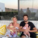 Seray Sever Instagram - Hayat su gibi akıp geçiyor… Bizi mutlu eden anlar ne kadar kıymetli.Bebeklerle paylaştığım bu fotolarda keşke canım babam da olsaydı ,böyle eksik hissetmezdim. ..Yine de sağlıkla mutlulukla sevdiklerimizle aldığımız her saniyeye şükürler olsun. Allah kalanlara uzun sağlıklı ömürler nasip etsin. Yavrularımızı bize , bizleri de yavrularımıza bağışlasın inşallah 💙🧿🙏