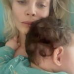 Seray Sever Instagram - Uyku mu dediniz? #twinsisters #ikizler #babygirl @sofiaalyasunbul 🧿🤲🥰❤️🌸🧿🙏💙