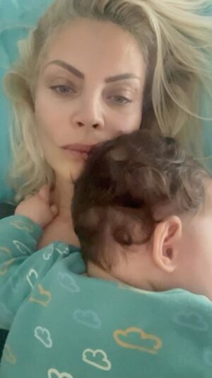 Seray Sever Instagram - Uyku mu dediniz? #twinsisters #ikizler #babygirl @sofiaalyasunbul 🧿🤲🥰❤️🌸🧿🙏💙