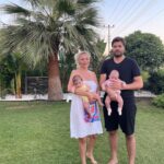 Seray Sever Instagram - Hayat su gibi akıp geçiyor… Bizi mutlu eden anlar ne kadar kıymetli.Bebeklerle paylaştığım bu fotolarda keşke canım babam da olsaydı ,böyle eksik hissetmezdim. ..Yine de sağlıkla mutlulukla sevdiklerimizle aldığımız her saniyeye şükürler olsun. Allah kalanlara uzun sağlıklı ömürler nasip etsin. Yavrularımızı bize , bizleri de yavrularımıza bağışlasın inşallah 💙🧿🙏