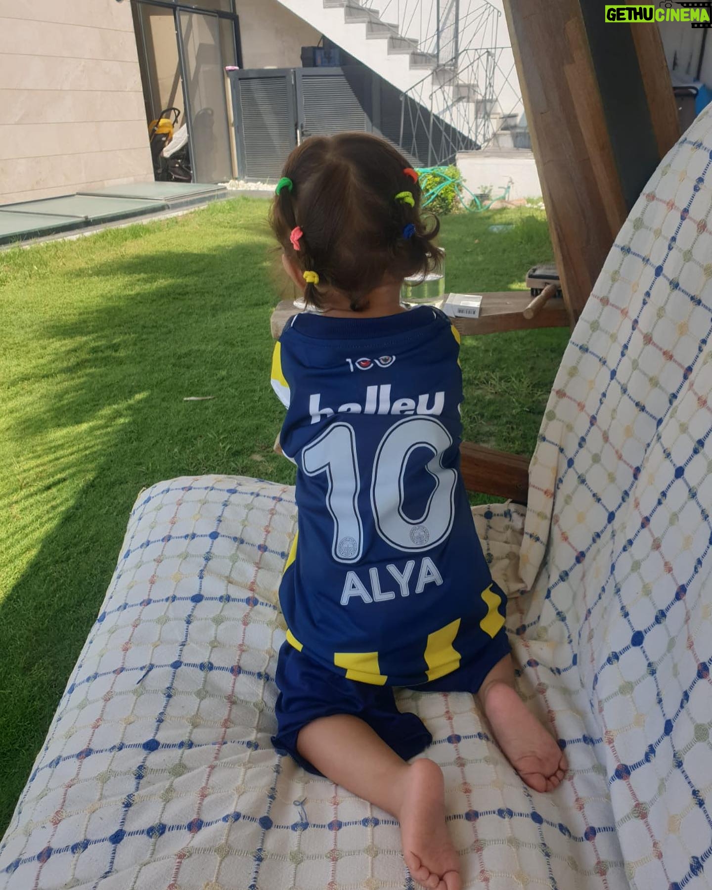 Seray Sever Instagram - Aşklarım göz bebeklerim @sofiaalyasunbul e dayıları @sonersever 10 numara @fenerbahce forması yaptırmış🌞💙 Çok da güzel olmuş🌞🧿 #sofiaalyasünbül #fenerbahçe #twins #twinsisters #love #maşallah 🧿🧿🧿🧿🧿🧿🧿🧿