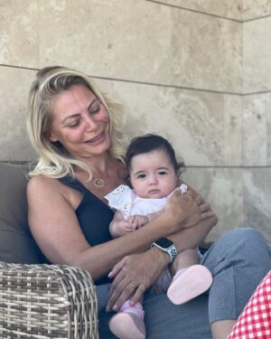 Seray Sever Instagram - Benim için dünyanın en büyük nimetleri canım bebeklerim🙏💙🧿Allah isteyen herkese nasip etsin🌸Çocuklarımızın bahtları güzel olsun, Allah iyi insanlarla karşılaşmayı nasip etsin🙏Canımdan öte Canlarım Sofia ve Alya 💕ne iyi ettiniz de geldiniz. 🙏🤩🌸Bana bu büyük mutluluğu bahşettiniz Allah ımın izniyle…  @sofiaalyasunbul #dünyakızçocuklarıgünükutluolsun