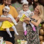 Seray Sever Instagram - Nefesim,kalbim ,şükür sebebim kızlarım 1 yaşındalar🥰Ömür boyu Rabbimin lütfuyla kolay,sağlıklı,mutlu,neşeli, bolluk bereket içinde bir yaşam diliyorum. Bu en özel günümüzde gerek organizasyon gerekse fotoğraf ve videolarıyla bize güzellikler yaşatan @kusadasiorganizasyonajans ve @meleklerinfotografcisi na ve bizi biraraya getiren @pelinakdenizphotography ye çok teşekkür ederim 🥰Tüm çocuklarımızın yüzü gülsün ❤️🧿 #ikizlerbiryasinda #sofiaalyasünbül #truelove