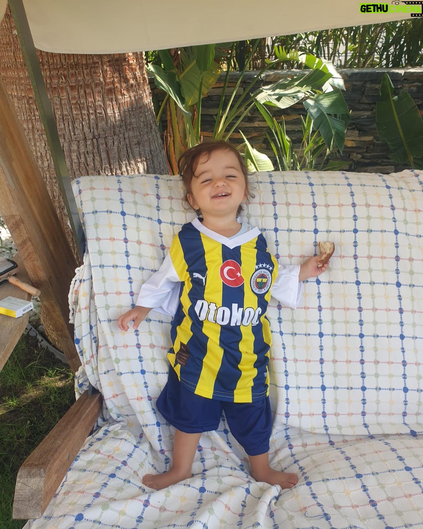 Seray Sever Instagram - Aşklarım göz bebeklerim @sofiaalyasunbul e dayıları @sonersever 10 numara @fenerbahce forması yaptırmış🌞💙 Çok da güzel olmuş🌞🧿 #sofiaalyasünbül #fenerbahçe #twins #twinsisters #love #maşallah 🧿🧿🧿🧿🧿🧿🧿🧿