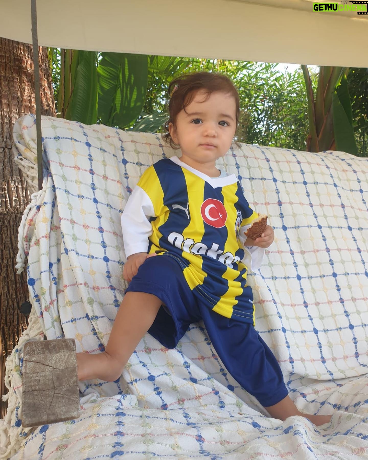 Seray Sever Instagram - Aşklarım göz bebeklerim @sofiaalyasunbul e dayıları @sonersever 10 numara @fenerbahce forması yaptırmış🌞💙 Çok da güzel olmuş🌞🧿 #sofiaalyasünbül #fenerbahçe #twins #twinsisters #love #maşallah 🧿🧿🧿🧿🧿🧿🧿🧿